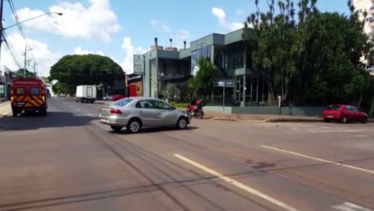 Carro e moto se envolvem em colisão no Centro