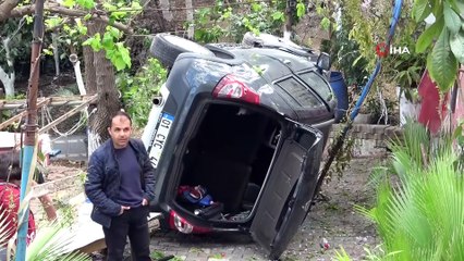 Otomobil Bahçeye Düştü, Sürücüsü Böyle Kurtarıldı