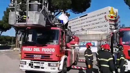 Grosseto - Vigili del Fuoco ringraziano sanitari dell'ospedale Misercordia (01.04.20)