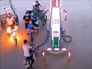 Cette employée reste zen pendant un incendie à une station service !