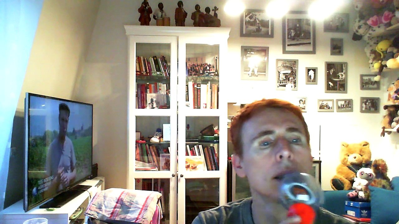 Wiwi égratigne "femme au parfum d'été" de Belka Tobis