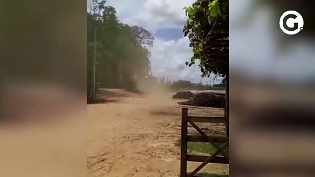 Redemoinho de vento surpreende morador em São Domingos do Norte