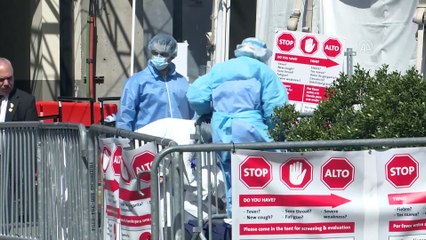 Hastane önünde fenalaşan kadına sağlık görevlileri müdahale etti - NEW YORK