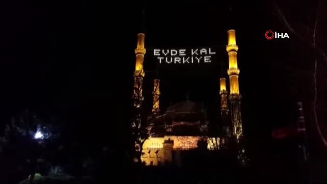 Selimiye Camii'ne Evde Kal Türkiye yazılı mahya asıldı