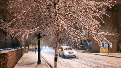 Kar yağışı kenti beyaza bürüdü - ARDAHAN