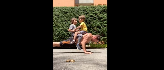 Julio Camejo hace ejercicio con la ayuda de sus hijos durante la cuarentena