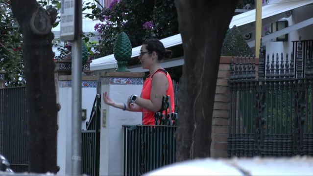 Los vecinos del Barrio León en Sevilla cantan a la Virgen de la Salud
