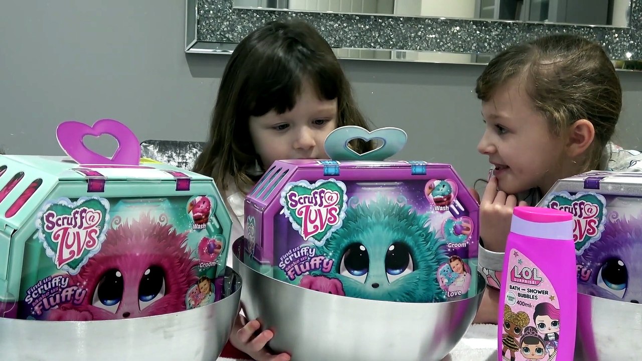 Sophia, Isabella  e Alice Brincando com Scruff a Luv Dando Banho com Shampoo Lol Surpresa