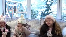 Sophia, Isabella e Alice Brincando de Neve e Montando um Boneco de Neve