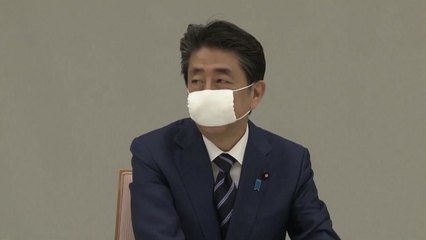아베 총리 "전국 각 가정에 천 마스크 2장씩 나눠줄 것" / YTN