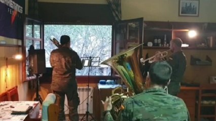 Militares de la unidad de música reconocen trabajo de sanitarios
