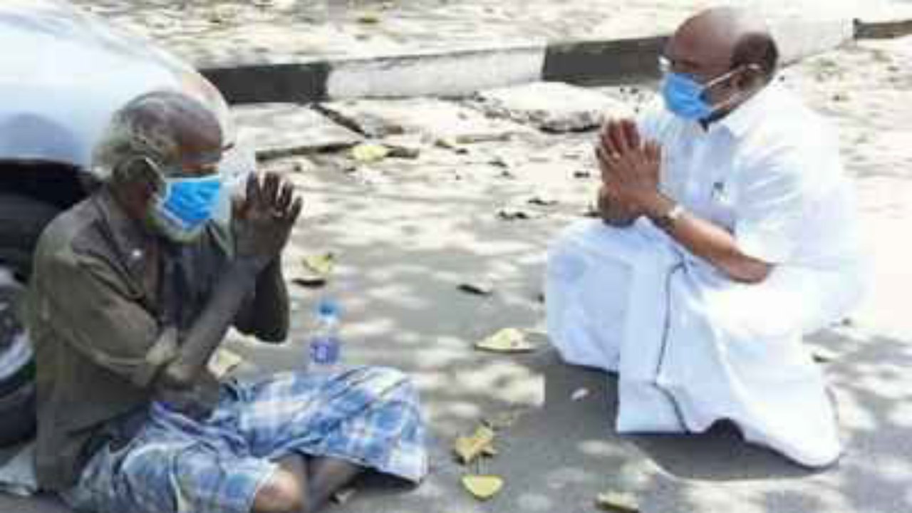 என்ன மனசு சார்...  முதியவருக்கு அமைச்சர் ஜெயக்குமார் செய்த உதவி