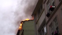 Beyoğlu'nda 5 katlı otelin çatısı alevlere teslim oldu