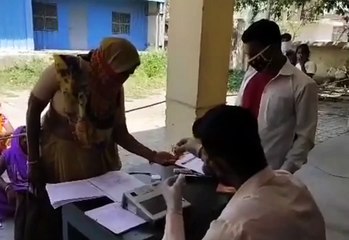 इटावा: मुफ्त में बांटा अनाज, पहले धुलवाएं हाथ, फिर बांटा अनाज