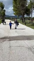 Σάκης Ρουβάς:  Δείτε τον να μαθαίνει τον Απόλλωνα ποδήλατο!