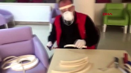 Gençler, sağlık çalışanları için maske üretiyorlar