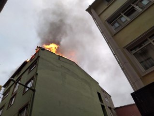 Beyoğlu'nda 5 katlı otelin çatısı alevlere teslim oldu