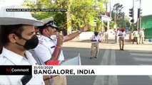 آگاهی رسانی ماموران پلیس بنگلور هند با کلاه‌های کرونایی بر سر