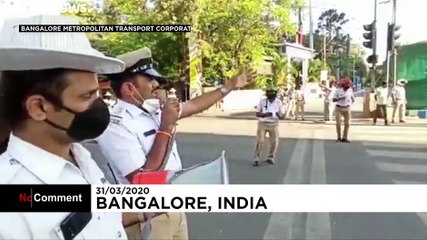 آگاهی رسانی ماموران پلیس بنگلور هند با کلاه‌های کرونایی بر سر