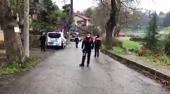 Vatandaşı evde kalmaları konusunda uyaran polis sokakta erik dalı oynadı
