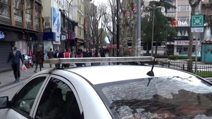 Polisten sosyal mesafeyi korumak için tebeşirli önlem