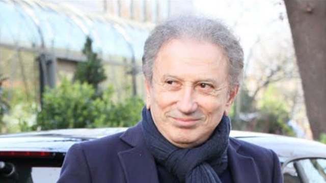 Coronavirus - Michel Drucker fabrique des masques pour son village