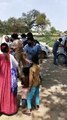 कानपुर: पुलिस प्रशासन गरीबों को बांट रहीं है भोजन, गरीबों ने दी दुआएं