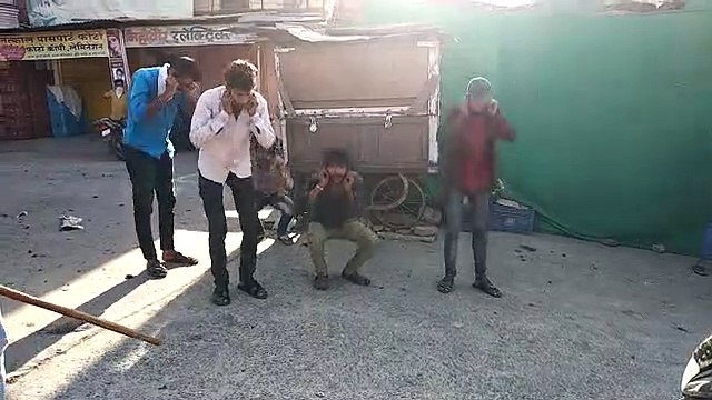 सीतामऊ: लॉकडाउन का पालन न करने पर पुलिस ने लगवाई उठक बैठक