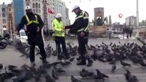 Taksim Meydanı'nda Aç Kalan Güvercinleri Trafik Polisleri Besledi