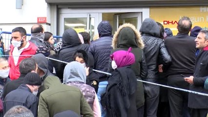 ESENYURT'TA PTT ÖNÜNDE YOĞUNLUK; 'SOSYAL MESAFE' KURALINA YİNE UYULMADI