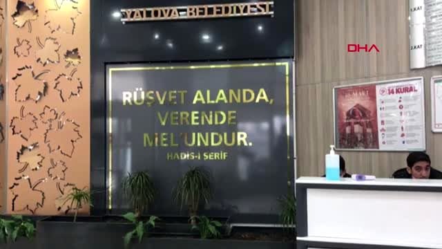Yalova Belediyesi'nin girişine 'Rüşvet alan da veren de mel'undur' yazıldı