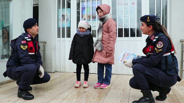 Koronavirüs nedeniyle görüşemedikleri dedelerine yazdıkları mektubu jandarmayla gönderdiler - BOLU