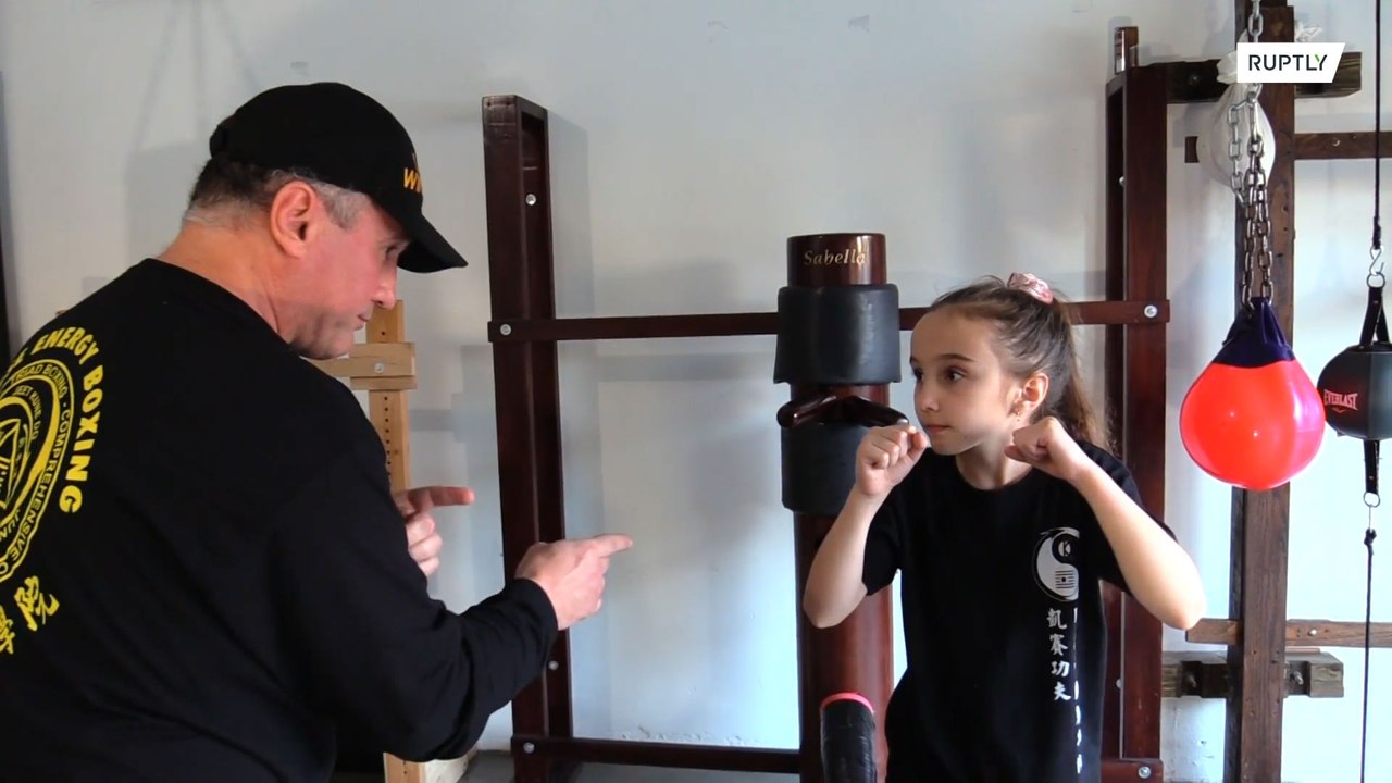 Menina de oito anos treina artes marciais todos os dias e dá show