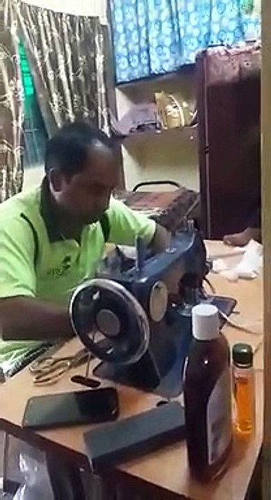 रेलवे के अधिकारी व कर्मचारी ड्यूटी के बाद थाम रहे सिलाई मशीन, कोरोना को मात देने तैयार कर रहे मास्क