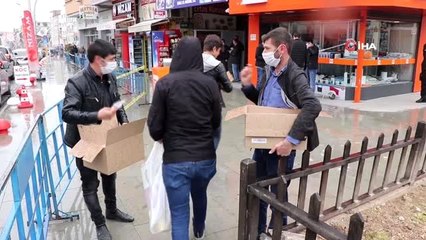 Karaman'da hayırsever imalatçı 20 bin adet ücretsiz maske dağıttı