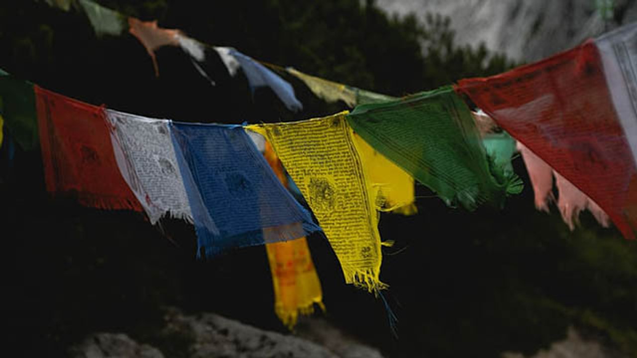 रंग बिरंगे Tibetan Prayer Flags के बारे में पहल...