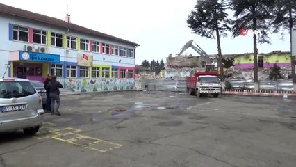 Depremde yıkılma riski taşıyan okul yıkılıyor