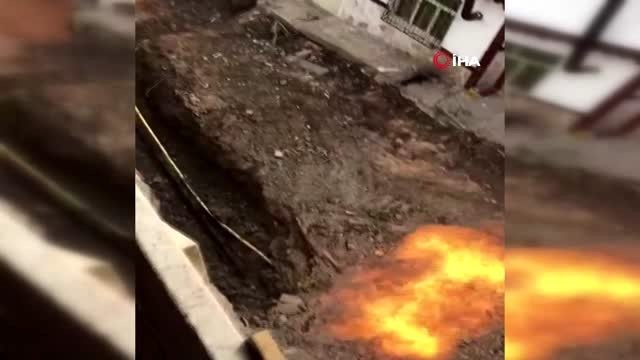 Altyapı çalışmaları sırasında doğalgaz borusu patladı... O anlar kamerada