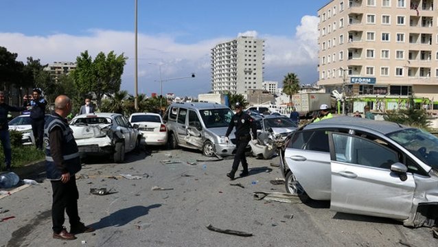 Son dakika: Hatay'da freni boşalan tır, çok sayıda araca çarparak durabildi: 5 ölü, 15 yaralı
