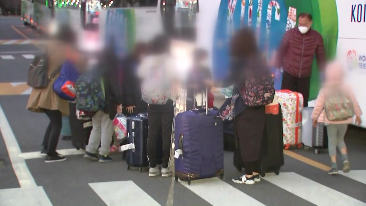 이탈리아 1차 귀국 교민 1명 확진...2차 전세기도 도착 / YTN