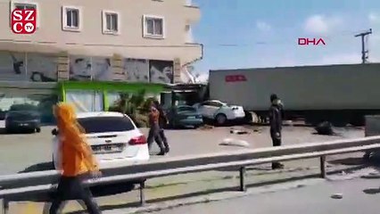 Descargar video: Hatay'da freni boşalan TIR, çok sayıda araca çarptı