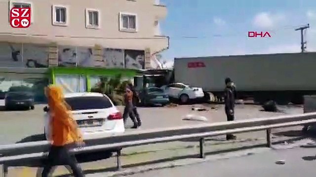 Hatay'da freni boşalan TIR, çok sayıda araca çarptı