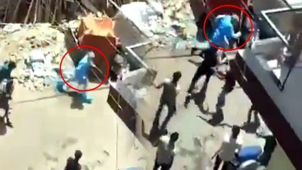 Hindistan'da koronavirüs taraması için gelen doktorları taşladılar
