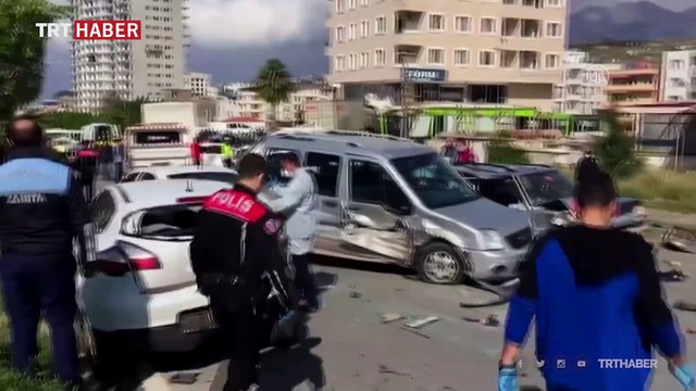 Freni boşalan tır ortalığı birbirine kattı