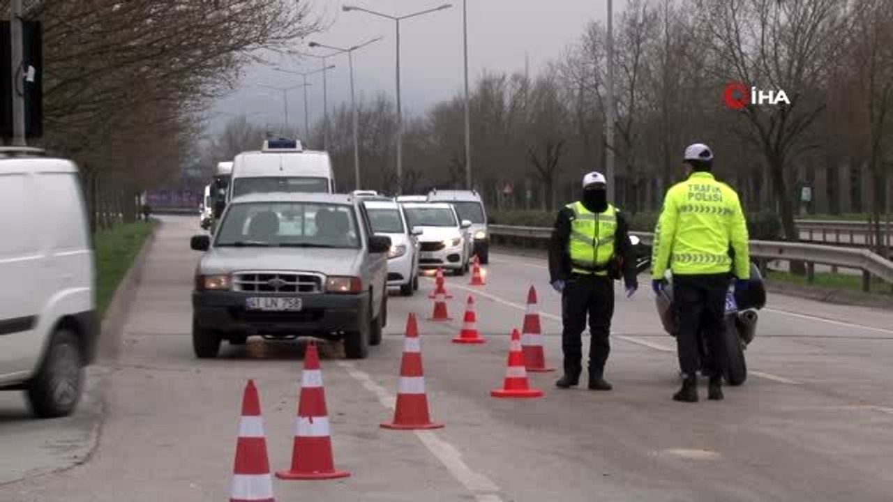 Trafik polisleri araçları tek tek durdurarak, vatandaşları evde kalmaları için uyardı