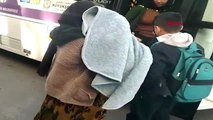 Şanlıurfa'da otobüsten indirilen kadın, terlikle tepki gösterdi