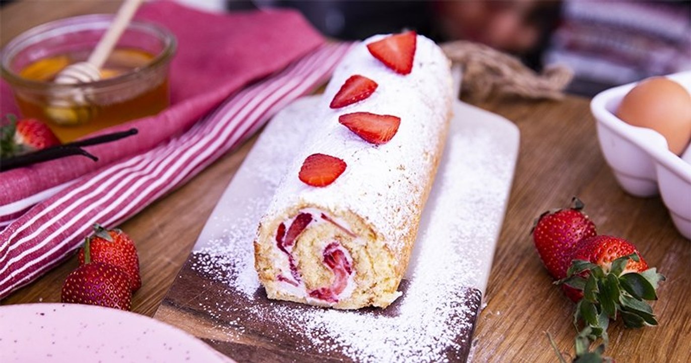 Voici le gâteau roulé aux fraises et à la crème, il sera parfait pour le goûter !