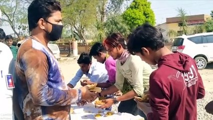 फतेहपुर: चौकी प्रभारी हस्वा ने भूखे यात्रियों को खिलाई पूड़ी -सब्जी