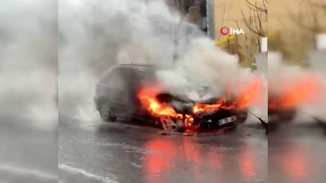 Bayrampaşa'da park halindeki otomobil alev alev yandı