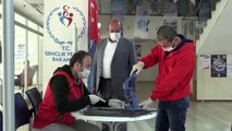 Siirt Gençlik Merkezi sağlık çalışanları için siperli maske üretiyor